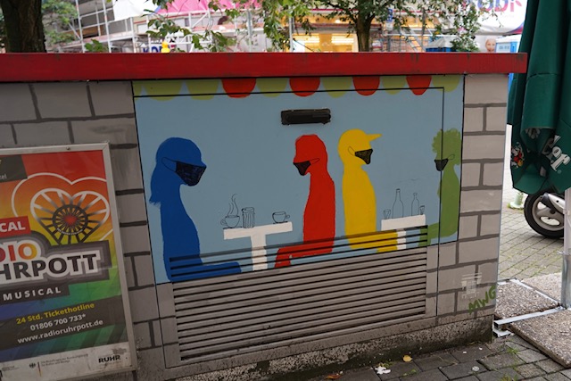 street art in Essen, cafe met mensen die medisch masker dragen