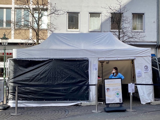 coronatest tent in binnenstad Düsseldorf