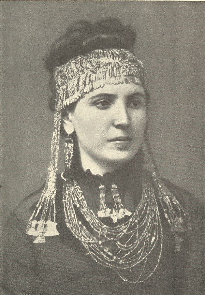 Sophia Schliemann 1873, getooid met de goudstukken uit de schat van Priamus