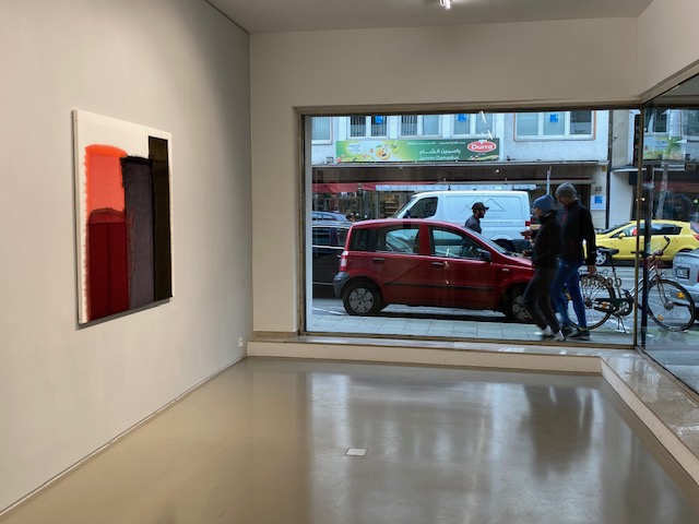 Uitzicht vanuit galerie Cosar op straat. Met links een doek van Sara Sizer